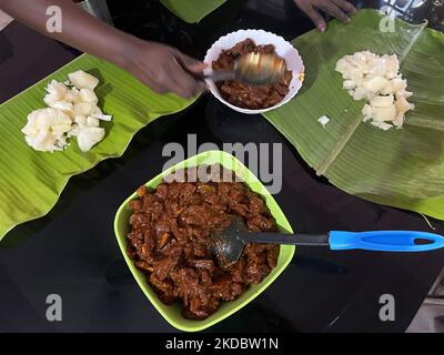 Am 30. Mai 2022 wurde in Thiruvananthapuram (Trivandrum), Kerala, Indien, Rindfleisch und Tapioka im Kerala-Stil auf einem Bananenblatt serviert. (Foto von Creative Touch Imaging Ltd./NurPhoto) Stockfoto