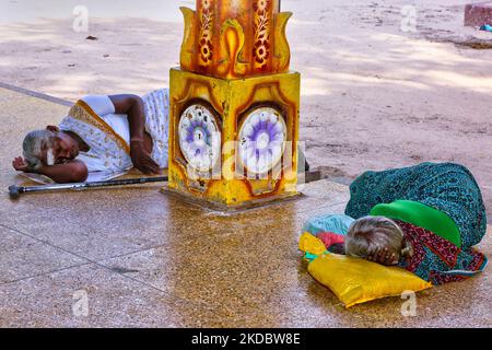 Ältere Frauen schlafen vor dem Eingang zum Selva Sannidhi Murugan Tempel (Selvachannithy Murugan Kovil), während sie Zuflucht vor der heißen Mittagssonne in Thondaimanaru, Jaffna, Sri Lanka nehmen. Der Tempelkomplex ist Lord Murugan gewidmet und wurde nach der Geschichte von den Buddhisten angegriffen, die den Tempel und seine hölzernen Wagen zu Boden verbrannten. Um den Tempel herum wachsen große banyan-Bäume, die von Buddhisten Sri Lankas gepflanzt wurden. (Foto von Creative Touch Imaging Ltd./NurPhoto) Stockfoto