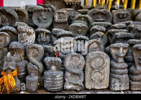 Kleine Steine schnitfen mit Schlangen und verschiedenen anderen Figuren zu Ehren von Herrn Shiva durch einen kleinen Schrein am Selva Sannidhi Murugan Tempel (Selvachannithy Murugan Kovil) in Thondaimanaru, Jaffna, Sri Lanka. Der Tempelkomplex ist Lord Murugan gewidmet und wurde nach der Geschichte von den Buddhisten angegriffen, die den Tempel und seine hölzernen Wagen zu Boden verbrannten. Um den Tempel herum wachsen große banyan-Bäume, die von Buddhisten Sri Lankas gepflanzt wurden. (Foto von Creative Touch Imaging Ltd./NurPhoto) Stockfoto