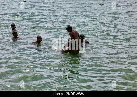 Tamilische Hindu-Anhänger nehmen ein Bad im Wasser im heiligen Wasserbehälter am Selva Sannidhi Murugan Tempel (Selvachannithy Murugan Kovil) Komplex in Thondaimanaru, Jaffna, Sri Lanka. Der Tempelkomplex ist Lord Murugan gewidmet und wurde nach der Geschichte von den Buddhisten angegriffen, die den Tempel und seine hölzernen Wagen zu Boden verbrannten. Um den Tempel herum wachsen große banyan-Bäume, die von Buddhisten Sri Lankas gepflanzt wurden. (Foto von Creative Touch Imaging Ltd./NurPhoto) Stockfoto