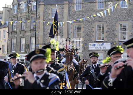 Hawick, Großbritannien. 10.Jun.2022. 2022 Hawick Common Riding Cornet Middlemass folgt den Drums & Fifes und führt seine berittenen Anhänger zu Beginn des morgendlichen Ritts. Der Hawick Common Riding ist der erste der Border Common Ridings und feiert sowohl die Eroberung einer englischen Flagge durch die Jugend von Hawick beim militärischen Scharmützel von Hornshole im Jahr 1514 als auch den alten Brauch, die Märsche oder Grenzen des gemeinsamen Landes zu reiten. (Foto von Rob Gray/NurPhoto) Stockfoto