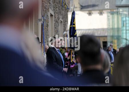 Hawick, Großbritannien. 10.Jun.2022. 2022 Hawick Common Riding Michael Aitken leitet die Community und singt. Der Hawick Common Riding ist der erste der Border Common Ridings und feiert sowohl die Eroberung einer englischen Flagge durch die Jugend von Hawick beim militärischen Scharmützel von Hornshole im Jahr 1514 als auch den alten Brauch, die Märsche oder Grenzen des gemeinsamen Landes zu reiten. (Foto von Rob Gray/NurPhoto) Stockfoto