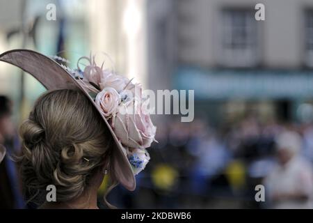 Hawick, Großbritannien. 10.Jun.2022. 2022 Hawick Common Riding Eine Rose hatte, getragen von einer Frau in der Gemeinde singen. Der Hawick Common Riding ist der erste der Border Common Ridings und feiert sowohl die Eroberung einer englischen Flagge durch die Jugend von Hawick beim militärischen Scharmützel von Hornshole im Jahr 1514 als auch den alten Brauch, die Märsche oder Grenzen des gemeinsamen Landes zu reiten. (Foto von Rob Gray/NurPhoto) Stockfoto