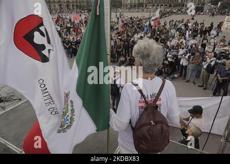 Myrtokleia Adela González Gallardo, eine Überlebende des Massakers von Tlatelolco (1968) und Halconazo (1971), die bei der damaligen Kundgebung Zeremonienmeister war, hält eine mexikanische Flagge auf einer Plattform in der Zócalo Esplanade in Mexiko-Stadt, um Gerechtigkeit für das Massaker von Corpus Christi zu fordern, Die jetzt 51 Jahre alt ist. Am 10. Juni 1971, genau zum Fronleichnamstag, gingen Studenten hauptsächlich der Nationalen Autonomen Universität von Mexiko (UNAM) und des Nationalen Polytechnischen Instituts (IPN) zur Unterstützung des Streiks an der Universität Nuevo León (UANL), ga, auf die Straße Stockfoto