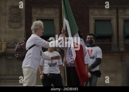 Myrtokleia Adela González Gallardo, Überlebende des Massakers von Tlatelolco (1968) und Halconazo (1971), und die bei der damaligen Kundgebung während des Flaggenaustauschs für Studenten der ländlichen Normalität auf der Zócalo Esplanade in Mexiko-Stadt die Gerechtigkeit für das Massaker von Corpus Thursday forderte, die Zeremonien überführte, Die jetzt 51 Jahre alt ist. Am 10. Juni 1971, genau zum Fronleichnamstag, gingen Studenten hauptsächlich der Nationalen Autonomen Universität von Mexiko (UNAM) und des Nationalen Polytechnischen Instituts (IPN) zur Unterstützung des Streiks an der Universität von auf die Straße Stockfoto