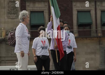 Myrtokleia Adela González Gallardo, Überlebende des Massakers von Tlatelolco (1968) und Halconazo (1971), und die bei der damaligen Kundgebung während des Flaggenaustauschs für Studenten der ländlichen Normalität auf der Zócalo Esplanade in Mexiko-Stadt die Gerechtigkeit für das Massaker von Corpus Thursday forderte, die Zeremonien überführte, Die jetzt 51 Jahre alt ist. Am 10. Juni 1971, genau zum Fronleichnamstag, gingen Studenten hauptsächlich der Nationalen Autonomen Universität von Mexiko (UNAM) und des Nationalen Polytechnischen Instituts (IPN) zur Unterstützung des Streiks an der Universität von auf die Straße Stockfoto