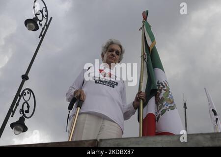 Myrtokleia Adela González Gallardo, eine Überlebende des Massakers von Tlatelolco (1968) und Halconazo (1971), die bei der damaligen Kundgebung Zeremonienmeister war, hält eine mexikanische Flagge auf einer Plattform in der Zócalo Esplanade in Mexiko-Stadt, um Gerechtigkeit für das Massaker von Corpus Christi zu fordern, Die jetzt 51 Jahre alt ist. Am 10. Juni 1971, genau zum Fronleichnamstag, gingen Studenten hauptsächlich der Nationalen Autonomen Universität von Mexiko (UNAM) und des Nationalen Polytechnischen Instituts (IPN) zur Unterstützung des Streiks an der Universität Nuevo León (UANL), ga, auf die Straße Stockfoto