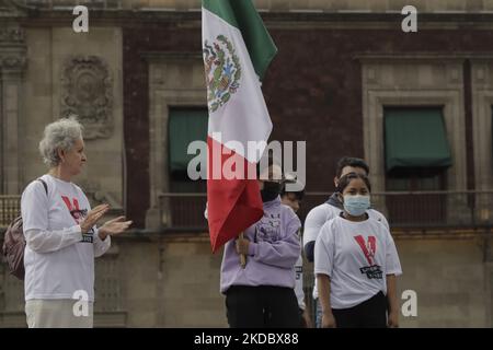 Myrtokleia Adela González Gallardo, Überlebende des Massakers von Tlatelolco (1968) und Halconazo (1971), und die bei der damaligen Kundgebung während des Flaggenaustauschs für Studenten der ländlichen Normalität auf der Zócalo Esplanade in Mexiko-Stadt die Gerechtigkeit für das Massaker von Corpus Thursday forderte, die Zeremonien überführte, Die jetzt 51 Jahre alt ist. Am 10. Juni 1971, genau zum Fronleichnamstag, gingen Studenten hauptsächlich der Nationalen Autonomen Universität von Mexiko (UNAM) und des Nationalen Polytechnischen Instituts (IPN) zur Unterstützung des Streiks an der Universität von auf die Straße Stockfoto