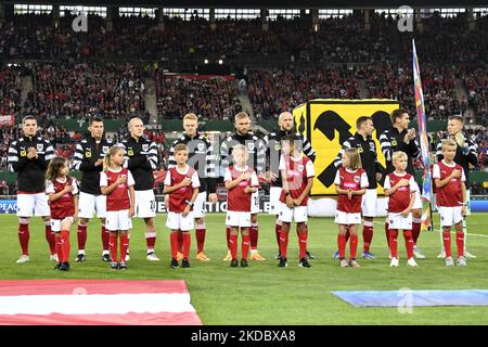 Spieler der österreichischen Nationalmannschaft zu Beginn von Österreich gegen Frankreich, UEFA Nations League, Gruppe A1, Ernst-Happel-Stadion in Wien, 10. Juni 2022, Österreich (Foto: Flaviu Buboi/NurPhoto) Stockfoto