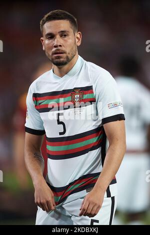 Raphael Guerreiro (Borussia Dortmund) aus Portugal während der UEFA Nations League Ein Spiel der Gruppe 2 zwischen Spanien und Portugal im Estadio Benito Villamarin am 2. Juni 2022 in Sevilla, Spanien. (Foto von Jose Breton/Pics Action/NurPhoto) Stockfoto