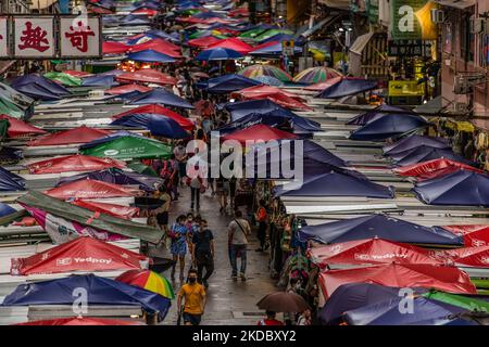 Hongkong, China, 11. Juni 2022, der Straßenmarkt von Fa Yuen unter Regen. (Foto von Marc Fernandes/NurPhoto) Stockfoto