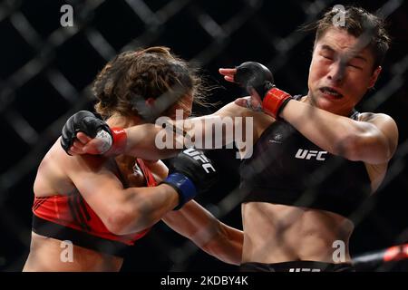 Zhang Weili aus China (R) kämpft während des UFC 275-Events im Singapore Indoor Stadium am 12. Juni 2022 in Singapur gegen Joanna Jedrzejczyk aus Polen im Strohgewicht der Frauen. (Foto von Suhaimi Abdullah/NurPhoto) Stockfoto