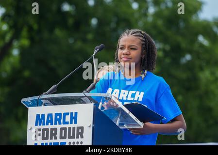 WASHINGTON, DC - 11. JUNI: Yolanda King spricht im März für unser Leben 2022 am 11. Juni 2022 in Washington, DC. Yolanda King ist die Enkelin von Martin Luther King Jr. und eine junge Aktivistin gegen Waffengewalt. Yolanda hat ihre Erfahrung, ihren Großvater und ihre Urgroßmutter verloren zu haben, genutzt, um sich für Waffensicherheitsgesetze einzusetzen. „Tausende von Menschen mit Regenschauern und T-Shirts strömten am Samstag nach Washington, um sich gegen die Epidemie der Waffengewalt in der Nation zu mobilisieren und den Kongress zu fordern, Schritte zu Unternehmen, um diese zu beenden. Sie versammelten sich an einem grauen Morgen in der Mall, um sich der anzuschließen Stockfoto