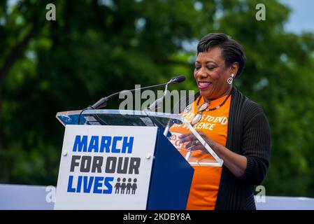 WASHINGTON, DC - 11. JUNI: Rebecca S. Pringle spricht im März für unser Leben 2022 am 11. Juni 2022 in Washington, DC. Becky Pringle ist derzeit Präsident der National Education Association und ein lebenslanger Pädagoge. Inmitten fortgesetzter Massenerschießungen an Schulen im ganzen Land setzt sich Becky für Waffenschutzgesetze ein, um Schüler und Lehrer vor Waffengewalt zu schützen. „Tausende von Menschen mit Regenschauern und T-Shirts strömten am Samstag nach Washington, um sich gegen die Epidemie der Waffengewalt in der Nation zu mobilisieren und den Kongress zu fordern, Schritte zu Unternehmen, um diese zu beenden. Sie versammelten sich auf einem gr Stockfoto