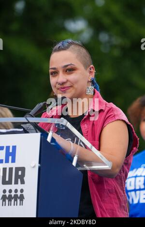 WASHINGTON, DC - 11. JUNI: Der Aktivist der Waffenkontrolle X Gonzalez spricht während einer Kundgebung für unser Leben gegen Waffengewalt in der National Mall am 11. Juni 2022 in Washington, DC. Die Bewegung „Marsch um unser Leben“ wurde durch die Erschießung an der Marjory Stoneman Douglas High School in Parkland, Florida, im Jahr 2018 angespornt. Nach den jüngsten Massenschießereien in Buffalo, New York und Uvalde, Texas, verhandelt eine parteiübergreifende Gruppe von Senatoren weiterhin über einen möglichen Kompromiss über Waffengewalt und Waffensicherheitsgesetze. „Tausende von Menschen in Regenschlückern und T-Shirts strömten am Samstag nach Washington, um sich dagegen zu versammeln Stockfoto