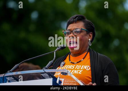 WASHINGTON, DC - 11. JUNI: Rebecca S. Pringle spricht im März für unser Leben 2022 am 11. Juni 2022 in Washington, DC. Becky Pringle ist derzeit Präsident der National Education Association und ein lebenslanger Pädagoge. Inmitten fortgesetzter Massenerschießungen an Schulen im ganzen Land setzt sich Becky für Waffenschutzgesetze ein, um Schüler und Lehrer vor Waffengewalt zu schützen. „Tausende von Menschen mit Regenschauern und T-Shirts strömten am Samstag nach Washington, um sich gegen die Epidemie der Waffengewalt in der Nation zu mobilisieren und den Kongress zu fordern, Schritte zu Unternehmen, um diese zu beenden. Sie versammelten sich auf einem gr Stockfoto