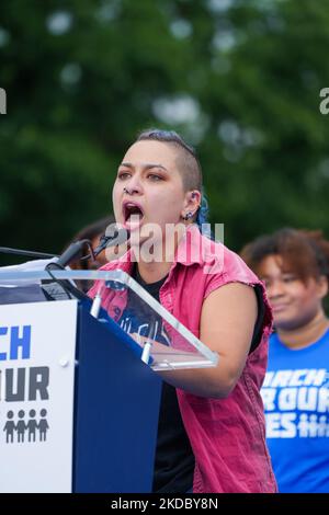 WASHINGTON, DC - 11. JUNI: Der Aktivist der Waffenkontrolle X Gonzalez spricht während einer Kundgebung für unser Leben gegen Waffengewalt in der National Mall am 11. Juni 2022 in Washington, DC. Die Bewegung „Marsch um unser Leben“ wurde durch die Erschießung an der Marjory Stoneman Douglas High School in Parkland, Florida, im Jahr 2018 angespornt. Nach den jüngsten Massenschießereien in Buffalo, New York und Uvalde, Texas, verhandelt eine parteiübergreifende Gruppe von Senatoren weiterhin über einen möglichen Kompromiss über Waffengewalt und Waffensicherheitsgesetze. „Tausende von Menschen in Regenschlückern und T-Shirts strömten am Samstag nach Washington, um sich dagegen zu versammeln Stockfoto