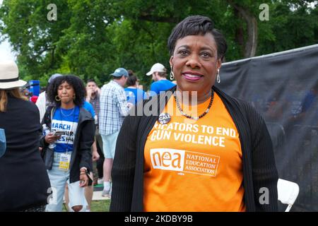 WASHINGTON, DC - 11. JUNI: Rebecca S. Pringle beim March for Our Lives 2022 am 11. Juni 2022 in Washington, DC. Becky Pringle ist derzeit Präsident der National Education Association und ein lebenslanger Pädagoge. Inmitten fortgesetzter Massenerschießungen an Schulen im ganzen Land setzt sich Becky für Waffenschutzgesetze ein, um Schüler und Lehrer vor Waffengewalt zu schützen. „Tausende von Menschen mit Regenschauern und T-Shirts strömten am Samstag nach Washington, um sich gegen die Epidemie der Waffengewalt in der Nation zu mobilisieren und den Kongress zu fordern, Schritte zu Unternehmen, um diese zu beenden. Sie versammelten sich an einem grauen Morgen Stockfoto