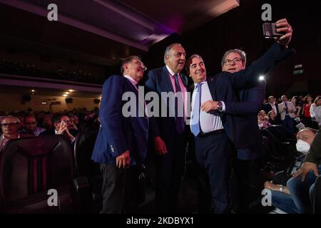 Letztes Treffen des Bürgermeisterkandidaten von Palermo, des Mitte-Rechts-Bürgermeisters Roberto Lagalla, beim Politeama Multisala in Palermo. Der Kandidat Roberto Lagalla zusammen mit Gianfranco Micciché, Maurizio Gasparri und Ignazio La Russa. Italien, Sizilien, Palermo, 10. Juni 2022 (Foto von Francesco Militello Mirto/NurPhoto) Stockfoto