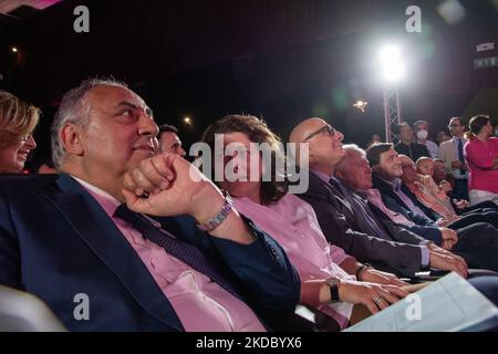 Letztes Treffen des Bürgermeisterkandidaten von Palermo, des Mitte-Rechts-Bürgermeisters Roberto Lagalla, beim Politeama Multisala in Palermo. Der Kandidat Roberto Lagalla zusammen mit Carolina Varchi. Italien, Sizilien, Palermo, 10. Juni 2022 (Foto von Francesco Militello Mirto/NurPhoto) Stockfoto