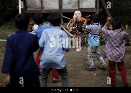 Jajang Gunawan (6), einer der Nachkommen Albinos, spielte am 9. Juni 2022 mit seinen Freunden im Dorf Ciburuy, Bezirk Garut, Provinz West-Java. (Foto von Aditya Irawan/NurPhoto) Stockfoto