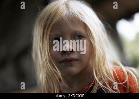 Jajang Gunawan (6), einer der Nachkommen Albinos, spielte am 9. Juni 2022 mit seinen Freunden im Dorf Ciburuy, Bezirk Garut, Provinz West-Java. (Foto von Aditya Irawan/NurPhoto) Stockfoto