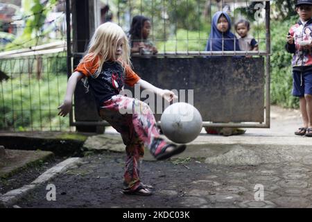 Jajang Gunawan (6), einer der Nachkommen Albinos, spielte am 9. Juni 2022 mit seinen Freunden im Dorf Ciburuy, Bezirk Garut, Provinz West-Java. (Foto von Aditya Irawan/NurPhoto) Stockfoto