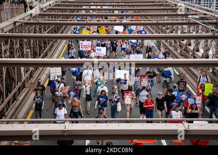 Tausende Demonstranten marschierten vom Cadman Plaza über die Brooklyn Bridge in die Innenstadt von Manhattan in New York City während des Marsches um unser Leben am 11. Juni 2022, in dem sie ein Ende der Waffengewalt forderten. (Foto von Karla Ann Cote/NurPhoto) Stockfoto