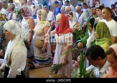 Ukrainische Gläubige nehmen am 12. Juni 2022 an einem Gottesdienst in einer Kirche in Odesa, Ukraine, Teil, während sie den christlichen Feiertag des Heiligen Dreifaltigkeitstages anlässlich der russischen Invasion in der Ukraine begehen. An diesem Tag besuchen orthodoxe Gläubige die Kirche, um das Grün zu segnen, das ein Symbol für den Feiertag ist. (Foto von STR/NurPhoto) Stockfoto