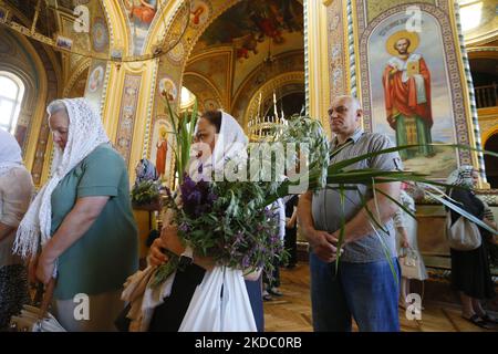 Ukrainische Gläubige nehmen am 12. Juni 2022 an einem Gottesdienst in einer Kirche in Odesa, Ukraine, Teil, während sie den christlichen Feiertag des Heiligen Dreifaltigkeitstages anlässlich der russischen Invasion in der Ukraine begehen. An diesem Tag besuchen orthodoxe Gläubige die Kirche, um das Grün zu segnen, das ein Symbol für den Feiertag ist. (Foto von STR/NurPhoto) Stockfoto