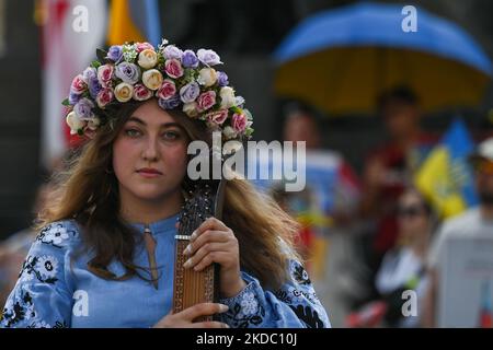 Svetlana Nikonorova, eine ukrainische Sängerin und Bandura-Spielerin, im Bild während des Protestes. Mitglieder der lokalen ukrainischen Diaspora, Kriegsflüchtlinge, Friedensaktivisten, Freiwillige und lokale Unterstützer während des 109.-tägigen „Protestes der NATO Close the Sky“ am Adam-Mickiewicz-Denkmal auf dem Hauptplatz in Krakau. Am Sonntag, den 12. Juni 2022, in Krakau, Polen. (Foto von Artur Widak/NurPhoto) Stockfoto