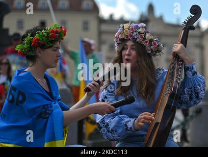 Svetlana Nikonorova, eine ukrainische Sängerin und Bandura-Spielerin, spielt während des Protestes ein Lied. Mitglieder der lokalen ukrainischen Diaspora, Kriegsflüchtlinge, Friedensaktivisten, Freiwillige und lokale Unterstützer während des 109.-tägigen „Protestes der NATO Close the Sky“ am Adam-Mickiewicz-Denkmal auf dem Hauptplatz in Krakau. Am Sonntag, den 12. Juni 2022, in Krakau, Polen. (Foto von Artur Widak/NurPhoto) Stockfoto