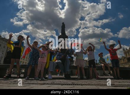 Svetlana Nikonorova, eine ukrainische Sängerin und Bandura-Spielerin, umringt von Kindern, spielt während des Protestes ein Lied. Mitglieder der lokalen ukrainischen Diaspora, Kriegsflüchtlinge, Friedensaktivisten, Freiwillige und lokale Unterstützer während des 109.-tägigen „Protestes der NATO Close the Sky“ am Adam-Mickiewicz-Denkmal auf dem Hauptplatz in Krakau. Am Sonntag, den 12. Juni 2022, in Krakau, Polen. (Foto von Artur Widak/NurPhoto) Stockfoto