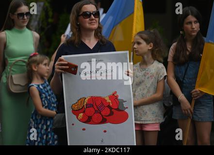 Mitglieder der lokalen ukrainischen Diaspora, Kriegsflüchtlinge, Friedensaktivisten, Freiwillige und lokale Unterstützer während des 109.-tägigen „Protestes der NATO Close the Sky“ vor dem US-Konsulat in Krakau. Am Sonntag, den 12. Juni 2022, in Krakau, Polen. (Foto von Artur Widak/NurPhoto) Stockfoto