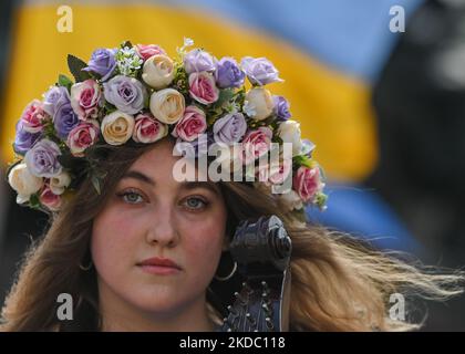 Svetlana Nikonorova, eine ukrainische Sängerin und Bandura-Spielerin, im Bild während des Protestes. Mitglieder der lokalen ukrainischen Diaspora, Kriegsflüchtlinge, Friedensaktivisten, Freiwillige und lokale Unterstützer während des 109.-tägigen „Protestes der NATO Close the Sky“ am Adam-Mickiewicz-Denkmal auf dem Hauptplatz in Krakau. Am Sonntag, den 12. Juni 2022, in Krakau, Polen. (Foto von Artur Widak/NurPhoto) Stockfoto