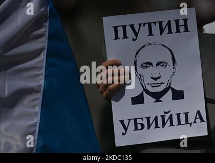 Ein Protestler hält ein Plakat mit den Worten „Putin Killer“. Mitglieder der lokalen russischen Diaspora in Krakau nehmen an der globalen Antikriegsdemonstration aller freien Russen Teil und protestieren gegen den Krieg mit der Ukraine am Adam-Mickiewicz-Denkmal auf dem Hauptplatz in Krakau. Am Sonntag, den 12. Juni 2022, in Krakau, Polen. (Foto von Artur Widak/NurPhoto) Stockfoto