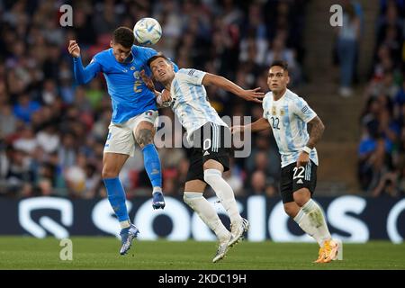 Der Italiener Giovanni Di Lorenzo (SSC Napoli) und der Argentinier Giovani lo Celso (Villarreal CF) treten beim Finalissima 2022-Spiel zwischen Argentinien und Italien am 1. Juni 2022 im Wembley-Stadion in London, England, um den Ball an. (Foto von Jose Breton/Pics Action/NurPhoto) Stockfoto