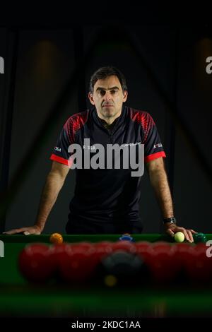 Ronnie O'Sullivan, ein englischer Profi-Snooker-Spieler und derzeitiger Weltmeister Nr. 1 und siebenfacher Weltmeister, posiert für ein Porträt in der Ronnie O’Sullivan Snooker Academy am 13. Juni 2022 in Singapur. Ronnie O’Sullivan, auch „The Rocket“ genannt, ist in Singapur, um den Start der Ronnie O’Sullivan Snooker Academy (Rossa) zu feiern. Rossa wurde Ende 2021 eröffnet, als Teil von O'Sullivans Wunsch, einen Weltmeister in Asien zu entfachen, als er ein Wachstum des Spiels in der Region sah. (Foto von Suhaimi Abdullah/NurPhoto) Stockfoto