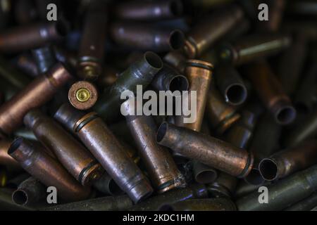 Am 11. Juni 2022 in Krakau (Foto: Beata Zawrzel/NurPhoto) werden bei einer Waffe im LOK HTS Shooting Club Range in Krakau Geschützgranaten gesehen. Stockfoto