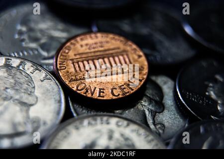 Die Rückseite der US-amerikanischen Penny-Münze zeigt die Vierteldollar-Münzen auf diesem Foto, das am 13. Juni 2022 in Krakau, Polen, aufgenommen wurde. (Foto-Illustration von Jakub Porzycki/NurPhoto) Stockfoto