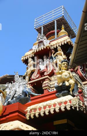 Figuren hinduistischer Gottheiten schmücken den Pazhanchira Devi Tempel in Thiruvananthapuram (Trivandrum), Kerala, Indien, am 26. Mai 2022. Der Tempel Sree Pazhanchira Devi ist einer der ältesten Tempel. Der Tempel ist fast 700 Jahre alt und ist ein hervorragendes Beispiel für Kerala Vasthu Vidya und Tempelarchitektur. Diese Denkmalstruktur wird unter die Liste der Denkmäler von nationaler Bedeutung platziert. (Foto von Creative Touch Imaging Ltd./NurPhoto) Stockfoto