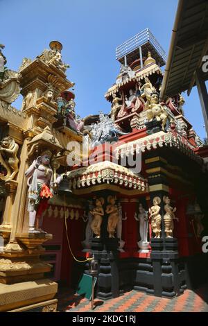 Figuren hinduistischer Gottheiten schmücken den Pazhanchira Devi Tempel in Thiruvananthapuram (Trivandrum), Kerala, Indien, am 26. Mai 2022. Der Tempel Sree Pazhanchira Devi ist einer der ältesten Tempel. Der Tempel ist fast 700 Jahre alt und ist ein hervorragendes Beispiel für Kerala Vasthu Vidya und Tempelarchitektur. Diese Denkmalstruktur wird unter die Liste der Denkmäler von nationaler Bedeutung platziert. (Foto von Creative Touch Imaging Ltd./NurPhoto) Stockfoto