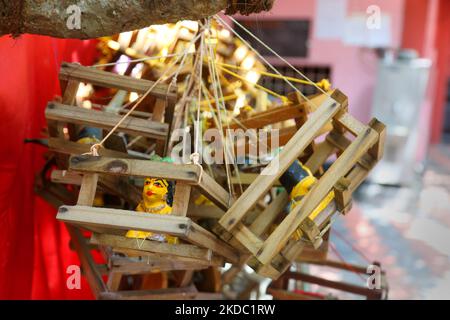 Kleine hölzerne Wiegen, die von hinduistischen Familien aufgestellt wurden, die am 26. Mai 2022 im Pazhanchira Devi-Tempel in Thiruvananthapuram (Trivandrum), Kerala, Indien, darum beten, dass Kinder an den Zweigen eines Baumes hängen. Der Tempel Sree Pazhanchira Devi ist einer der ältesten Tempel. Der Tempel ist fast 700 Jahre alt und ist ein hervorragendes Beispiel für Kerala Vasthu Vidya und Tempelarchitektur. Diese Denkmalstruktur wird unter die Liste der Denkmäler von nationaler Bedeutung platziert. (Foto von Creative Touch Imaging Ltd./NurPhoto) Stockfoto