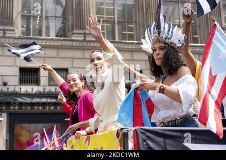 Die Kongressabgeordnete Alexandria Ocasio Cortez, Tiffany Caban, Mitglied des Queens Council, und Rapper Princess Nokia fahren während der Parade zum Nationalen Puerto-ricanischen Tag am 12. Juni 2022 in New York, NY. Die Parade kehrt nach einer zweijährigen Pause aufgrund der COVID-19-Pandemie zurück. (Foto von Erin Lefevre/NurPhoto) Stockfoto