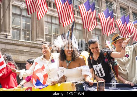 Die Kongressabgeordnete Alexandria Ocasio Cortez, Tiffany Caban, Mitglied des Queens Council, und Rapper Princess Nokia fahren während der Parade zum Nationalen Puerto-ricanischen Tag am 12. Juni 2022 in New York, NY. Die Parade kehrt nach einer zweijährigen Pause aufgrund der COVID-19-Pandemie zurück. (Foto von Erin Lefevre/NurPhoto) Stockfoto