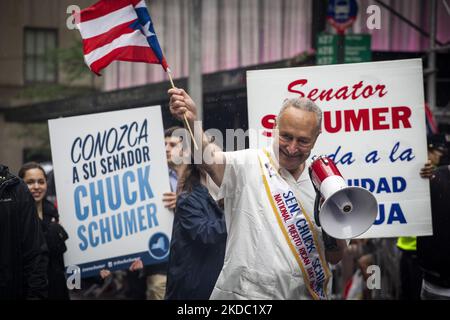 Der Senator des Bundesstaates New York, Chuck Schumer, marschiert während der National Puerto Rican Day Parade am Sonntag, den 12. Juni 2022 in New York, NY. Die Parade kehrt nach einer zweijährigen Pause aufgrund der COVID-19-Pandemie zurück. (Foto von Erin Lefevre/NurPhoto) Stockfoto