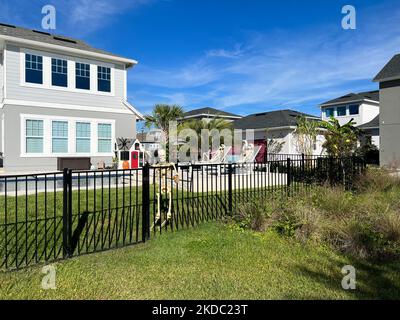 Orlando, FL USA - 1. Oktober 2021: Ein Haus, das für halloween mit Skeletten im Hinterhof geschmückt ist. Stockfoto