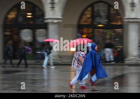 Menschen gesehen auf dem Marktplatz an einem regnerischen Nachmittag in Krakau. Am Sonntag, den 13. Juni 2021, in Dublin, Irland. (Foto von Artur Widak/NurPhoto) Stockfoto