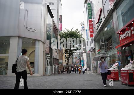 Am 13. Juni 2022 gehen die Menschen in den Einkaufsstraßen von Myeongdong, wo einige Geschäfte aufgrund der Abwesenheit ausländischer Reisender noch immer geschlossen sind, in Seoul, Südkorea. Südkorea hat am Mittwoch (8. Juni) die Quarantänepflicht für nicht geimpfte Reisende aufgehoben und auch die Begrenzung der Anzahl internationaler Flüge, die den Incheon International Airport nutzen, aufgehoben. (Foto von Jinhee Lee/NurPhoto) Stockfoto