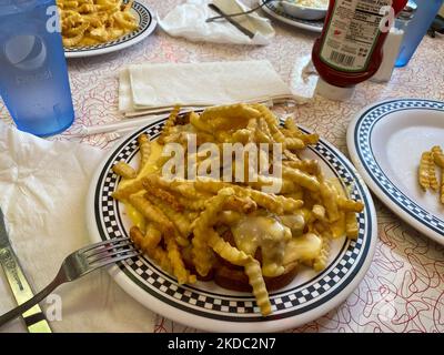 Springfield, IL USA - 2. Oktober 2020: Ein örtliches Springfield, Illinois Hufeisengericht mit geröstetem Weißbrot, Fleisch, pommes frites, die in einer Creme erstickt sind Stockfoto
